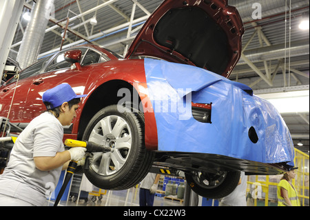 KALUGA REGION, RUSSIA. JULY 20, 2010. Workers on the assembly line of the Citroen C4 car at PSA Peugeot-Citroen plant. (Photo ITAR-TASS/ Alexei Filippov) . . 20 . Citroen 4 PSA 'Peugeot-Citroen'. -/