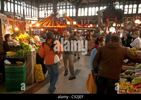 Central market in Santiago de Chile, typical scene, picture 3 of 5 (also in the frame a man meeting his lover or friend) Stock Photo