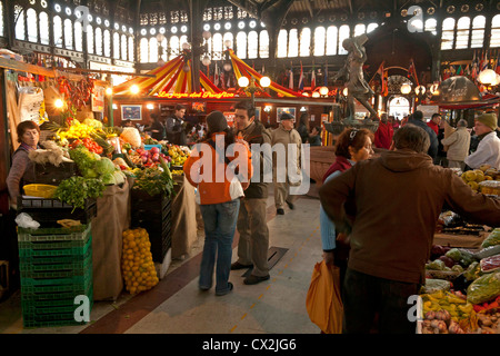 Central market in Santiago de Chile, typical scene, picture 5 of 5 (also in the frame a man meeting his lover or friend) Stock Photo