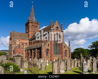 dh St Magnus Cathedral KIRKWALL ORKNEY Eastside of cathedral and graveyard orkneys scottish cathedrals Stock Photo