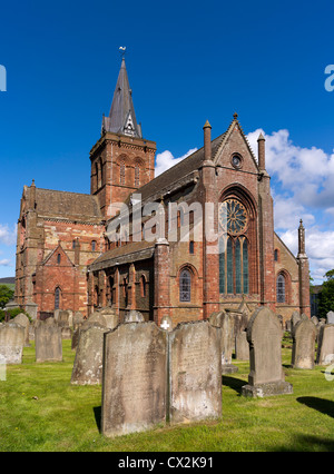dh St Magnus Cathedral KIRKWALL ORKNEY Eastside of cathedral and graveyard orkneys