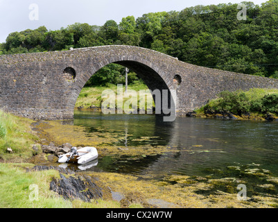 dh  SEIL ISLAND ARGYLL Single arched hump back Bridge atlantic Clachan Sound scotland uk arch scottish highlands thomas telford old stone bridges Stock Photo