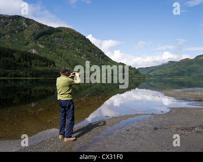 dh Loch Lubnaig STRATHYRE STIRLINGSHIRE Tourist photographing Trossachs national highlands park lochside uk tourists summer people scotland scenery Stock Photo