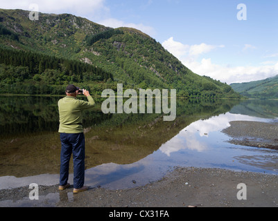 dh Lubnaig Loch STRATHYRE STIRLINGSHIRE Tourist photographing taking tourists highland pictures photograph Trossachs in Scotland lochs holiday camera Stock Photo