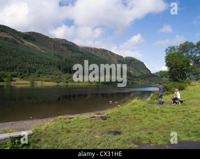 dh Loch Lubnaig STRATHYRE STIRLINGSHIRE Tourist couple TrossachS national highlands park scenic lochside summer lochs holiday in scotland countryside Stock Photo