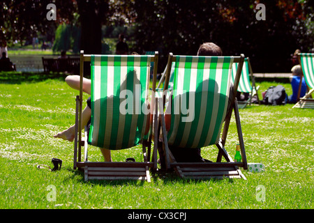 Couple relaxing on a Sunny day at St James's Park, London Stock Photo