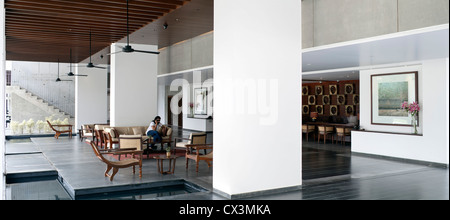 Alila Bangalore Hotel and Apartments, Bangalore, India. Architect: Allies and Morrison, Hundred Hands, 2012. Panorama of the lob Stock Photo