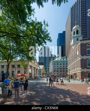 Quincy market to left and Faneuil Hall to the right, both on the Freedom Trail in historic downtown Boston, Massachusetts, USA Stock Photo