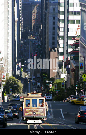A cable car climbs from the financial district up the steep gradient of Nob Hill. San Francisco, California, USA. Stock Photo