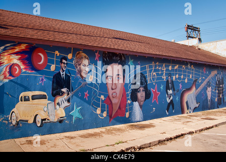 Elvis Presley, Buddy Holly, Aretha Franklin, Chuck Berry and other 1950's rock'n'roll stars in mural in Clovis, New Mexico, USA Stock Photo