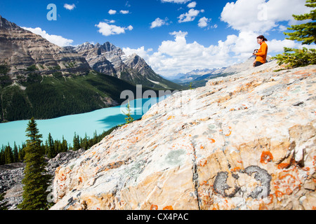 A tourist overlooking Peyto Lake in the Canadian Rockies Stock Photo