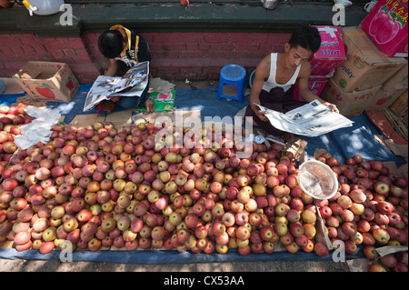 Street vendors selling apples, Maha Bandoola Park Street, Yangon (Rangoon), Myanmar (Burma) Stock Photo