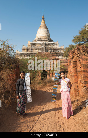 Girls selling postcards at an outer gate, Dhamma-Yangyi Temple (Dhammayangyi), Bagan, Myanmar (Burma) Stock Photo