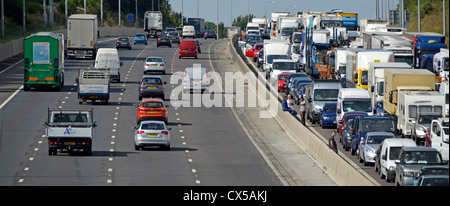 Stationary traffic gridlocked on four lanes of M25 moto Stock Photo