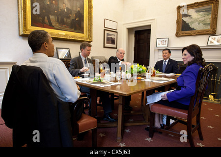 US President Barack Obama has lunch with Cabinet secretaries in the Oval Office Private Dining Room April 19, 2011in Washington, DC. Attending the lunch from left are: Housing and Urban Development Secretary Shaun Donovan; Chief of Staff Bill Daley; Veterans Affairs Secretary Eric Shinseki; and Labor Secretary Hilda Solis. Stock Photo