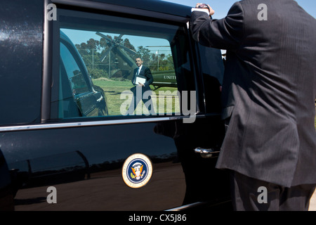 US President Barack Obama walks to the motorcade from Marine One after arriving at the Barrington Recreation Center landing zone April 21, 2011 in Los Angeles, CA. Stock Photo
