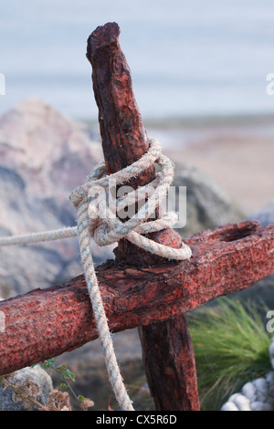Rusty Anchor With Knotted Rope, Beesands, Start Bay, South Devon, UK Stock Photo