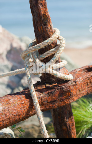 Rusty Anchor With Knotted Rope, Beesands, Start Bay, South Devon, UK Stock Photo