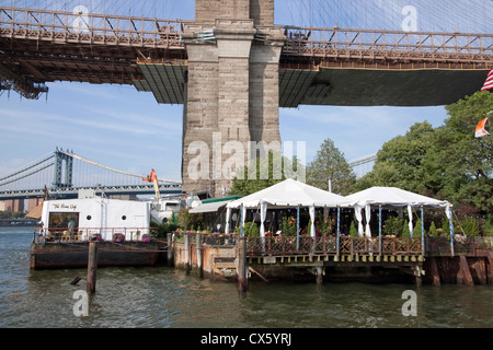 The River Cafe on the Brooklyn waterfront beneath the Brooklyn Bridge. Stock Photo