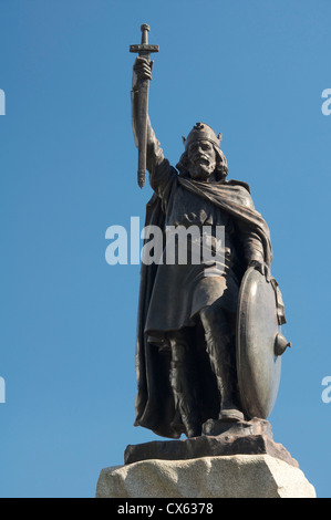 The statue of King Alfred the Great looks down over the city of Winchester, historic capital of the ancient kingdom of Wessex. Hampshire, England, UK. Stock Photo