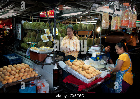 Patpong Bangkok Thailand Thai night market food bar pub Stock Photo