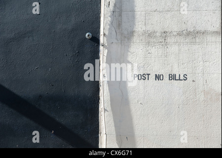 'post no bills' sign stenciled on to a wall Stock Photo