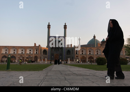 Woman wearing hejab in in from of Imam mosque in  Naghsh-i Jahan square in Isfahan, Iran Stock Photo