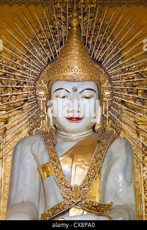 Completed in 1878 the KYAUKTAWGYI PAYA houses a 900 ton MARBLE BUDDHA STATUE - MANDALAY, MYANMAR Stock Photo