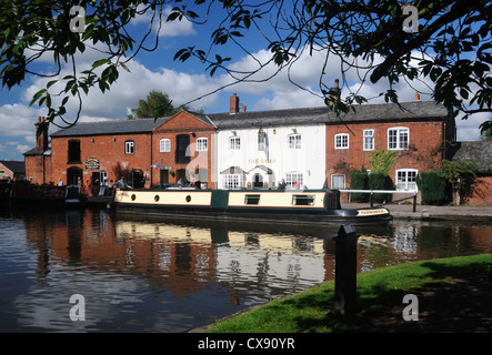 The Swan Inn, on the Trent & Mersey Canal at Fradley Junction, Staffordshire, England Stock Photo