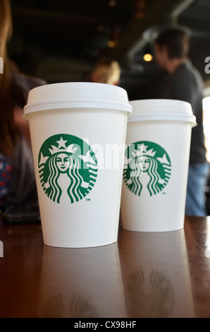 2 Starbucks coffee drink in take away cups Stock Photo