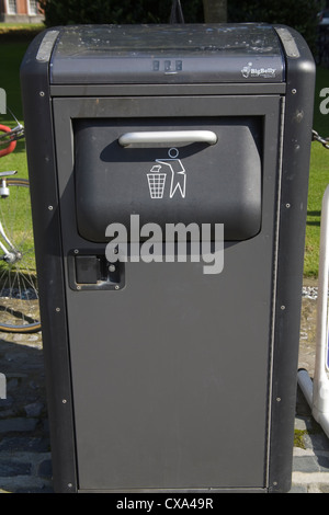 bigbelly solar powered rubbish compacting bin and recycling bin Boston ...