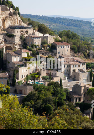 The hilltop village of Gordes, Louberon, Provence, France Stock Photo