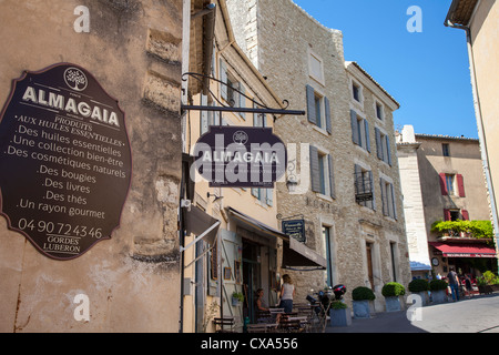 The hilltop village of Gordes, Provence, France Stock Photo