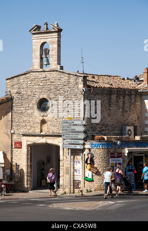 The hilltop village of Gordes, Provence, France Stock Photo