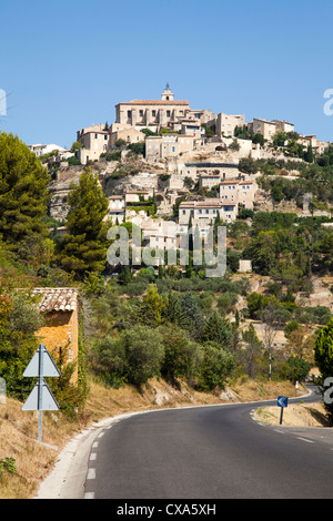 The hilltop village of Gordes, Louberon, Provence, France Stock Photo