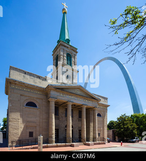 The Old Cathedral (The Basilica of Saint Louis, King of France) with the Gateway Arch behind, St Louis, Missouri, USA Stock Photo