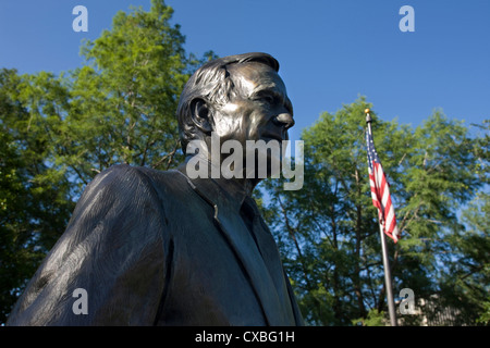 STATUE GEORGE H W BUSH MONUMENT (©CHAS FAGAN 2004) SESQUICENTENNIAL PARK DOWNTOWN HOUSTON TEXAS USA Stock Photo