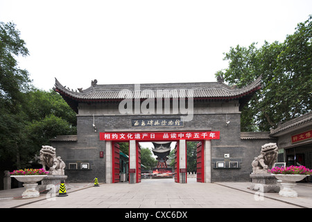 Doorway，ancient，history，museum，outdoors，Carving，Eaves，statue，pailou，architecture，door，tradition，Classical Style， Stock Photo