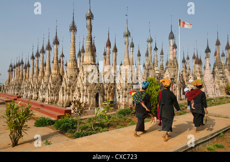 Pa-Oh women entering the Kakku pagoda on festival day, Kakku, Southern Shan State, Myanmar (Burma), Asia Stock Photo