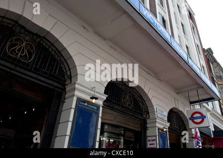 Victoria Station. Entrance to Victoria Underground Station from ...