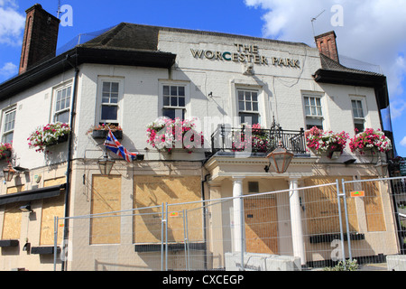 The Worcester Park Tavern recently closed and boarded up. Surrey England UK Stock Photo