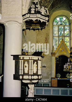 Pulpit and interior of the medieval Church of St. Peter (Siuntion Pyhän Pietarin kirkko) in Siuntio, Finland Stock Photo