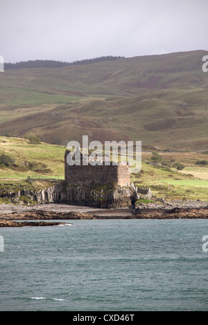 Peninsula of Ardamurchan, Scotland. The 13th century Mingarry Castle ruins by Kilchoan Bay. Stock Photo