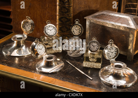 Edwardian silver 'Capstan' clock inkwells and leather Arts and Crafts casket Stock Photo