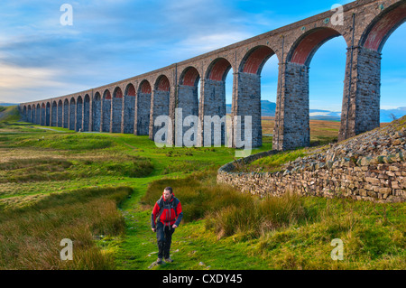 Pen-y-ghent and Ribblehead Viaduct on Settle to Carlisle Railway, Yorkshire Dales National Park, North Yorkshire, England, UK