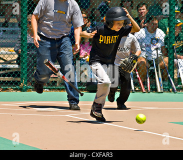 Baseball base coach and players - Stock Illustration [77229904] - PIXTA