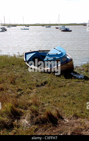 Small fishing boat on the shore of the River Alde Estuary near Slaughden Sailing Club, Aldeburgh, Suffolk, UK Stock Photo