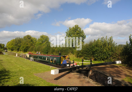 63.5' narrowboat 'Voyager' negotiates Lock No. 19 (Claydon Middle Lock) on the Oxford Canal near Claydon, Oxfordshire, England