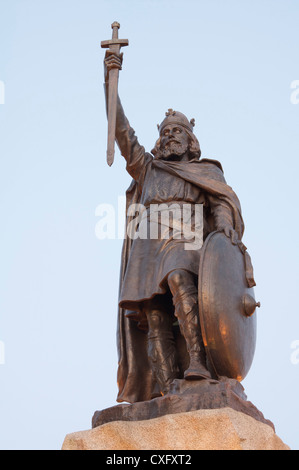 The statue of King Alfred the Great looks down over the city of Winchester, historic capital of the ancient kingdom of Wessex. Hampshire, England, UK. Stock Photo