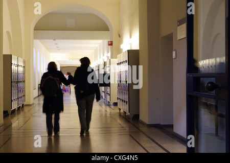 Students in a hallway with lockers at the University Stock Photo